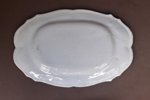 Plat oblong en faïence d'Alcora avec des personnages, marqué G, vers 1735-1750 - JM Béalu & Fils