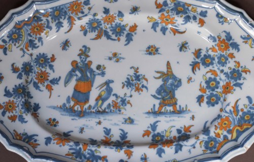 XVIIIe siècle - Plat oblong en faïence d'Alcora avec des personnages, marqué G, vers 1735-1750