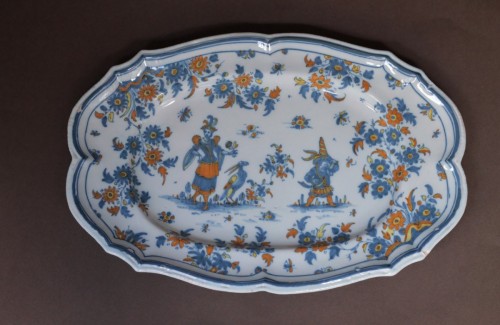 Oblong Alcora earthenware dish with figures, marked G, circa 1735-1750 - 