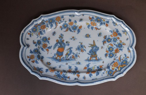 Plat oblong en faïence d'Alcora avec des personnages, marqué G, vers 1735-1750 - 