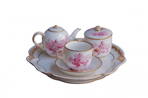 Déjeuner en porcelaine tendre de Vincennes - Sèvres à décor d'amours, marqué 1757.
