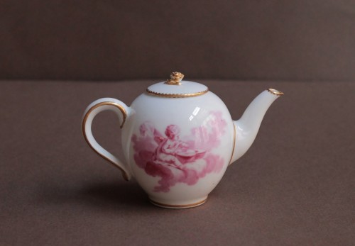 Céramiques, Porcelaines  - Déjeuner en porcelaine tendre de Vincennes - Sèvres à décor d'amours, marqué 1757.