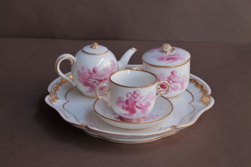 Déjeuner en porcelaine tendre de Vincennes - Sèvres à décor d'amours, marqué 1757. - JM Béalu & Fils