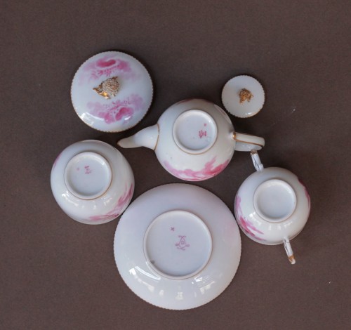 XVIIIe siècle - Déjeuner en porcelaine tendre de Vincennes - Sèvres à décor d'amours, marqué 1757.