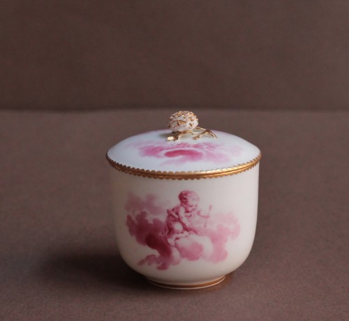 Déjeuner en porcelaine tendre de Vincennes - Sèvres à décor d'amours, marqué 1757. - 
