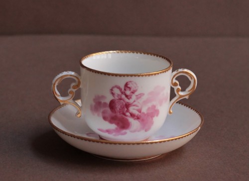 Antiquités - Déjeuner en porcelaine tendre de Vincennes - Sèvres à décor d'amours, marqué 1757.