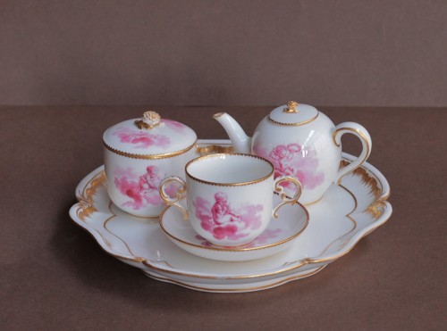 Antiquités - Déjeuner en porcelaine tendre de Vincennes - Sèvres à décor d'amours, marqué 1757.