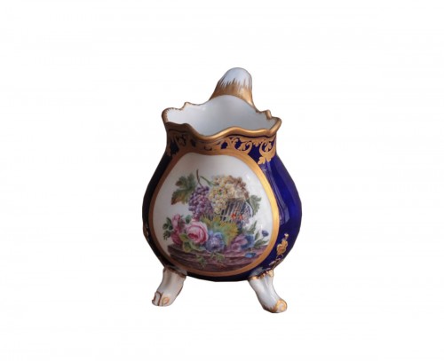 Pot à lait tripode en porcelaine tendre de Sèvres à fond bleu nouveau. Vers 1780-1785