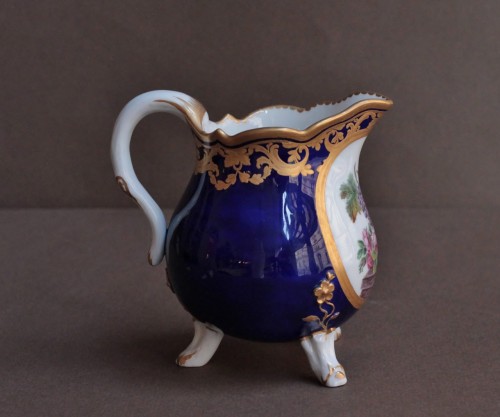 Céramiques, Porcelaines  - Pot à lait tripode en porcelaine tendre de Sèvres à fond bleu nouveau. Vers 1780-1785