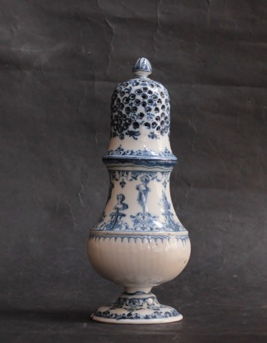 Saupoudreuse en faïence de Moustiers, manufacture de Clérissy XVIIIe siècle - Céramiques, Porcelaines Style 