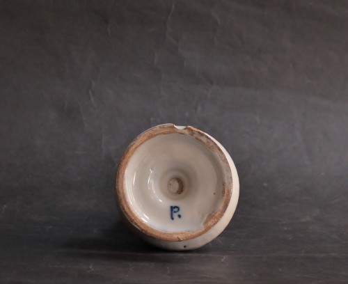 Céramiques, Porcelaines  - Saupoudreuse en faïence de Moustiers, manufacture de Clérissy XVIIIe siècle