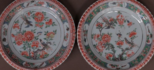 Paire d'assiettes en porcelaine de Chine à décor de la Famille Verte, XVIIIe siècle - Céramiques, Porcelaines Style 