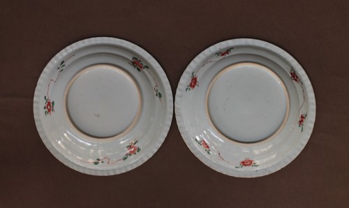 Céramiques, Porcelaines  - Paire d'assiettes en porcelaine de Chine à décor de la Famille Verte, XVIIIe siècle