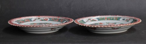 Pair of porcelain plates decorated with the Green Family,18th century - 