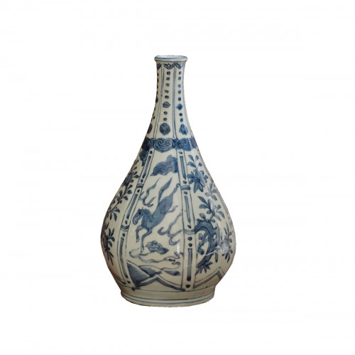 Chinese porcelain vase with blue monochrome decoration,  (1573-1620)
