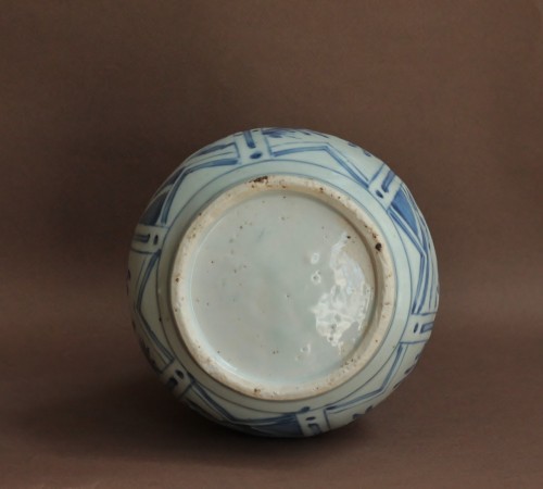 Chinese porcelain vase with blue monochrome decoration,  (1573-1620) - Porcelain & Faience Style 