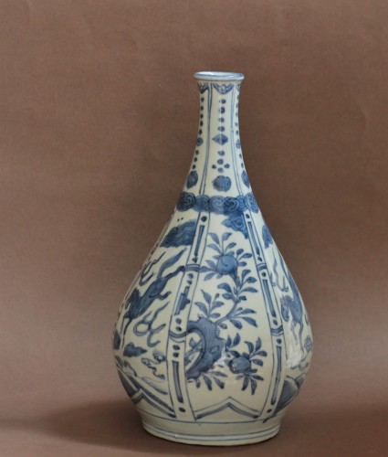 Chinese porcelain vase with blue monochrome decoration,  (1573-1620) - 