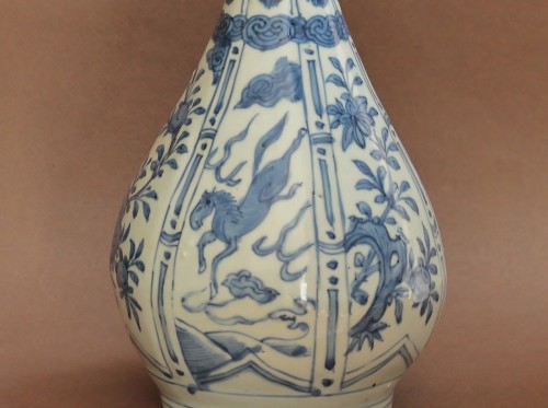 17th century - Chinese porcelain vase with blue monochrome decoration,  (1573-1620)