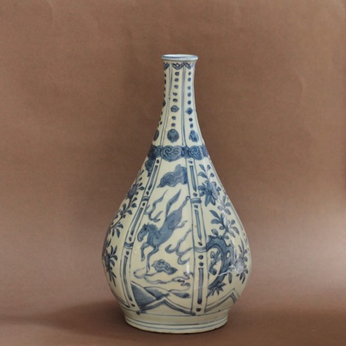 Chinese porcelain vase with blue monochrome decoration,  (1573-1620) - 