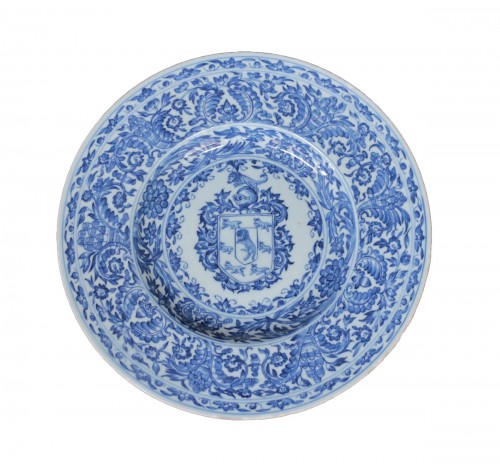 Chinese porcelain dish with the arms of the knight Coelho Vieira,(1662-1722