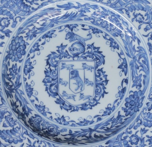 Plat en porcelaine de Chine aux armes du chevalier Coelho Vieira, (1662-1722) - Céramiques, Porcelaines Style 