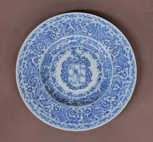 XVIIe siècle - Plat en porcelaine de Chine aux armes du chevalier Coelho Vieira, (1662-1722)