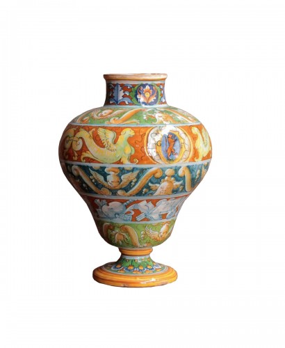 Vase en majolique de Castel-Durante, atelier de Simone da Colonello vers 1560-65.