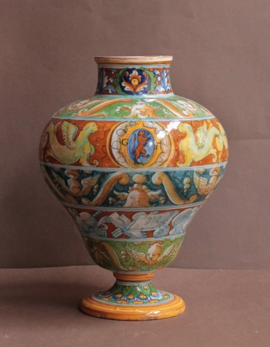 Vase en majolique de Castel-Durante, atelier de Simone da Colonello vers 1560-65. - Céramiques, Porcelaines Style 