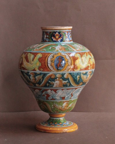 Céramiques, Porcelaines  - Vase en majolique de Castel-Durante, atelier de Simone da Colonello vers 1560-65.