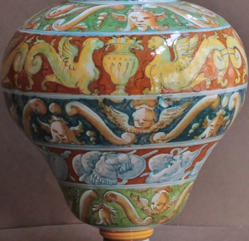 Vase en majolique de Castel-Durante, atelier de Simone da Colonello vers 1560-65. - JM Béalu & Fils