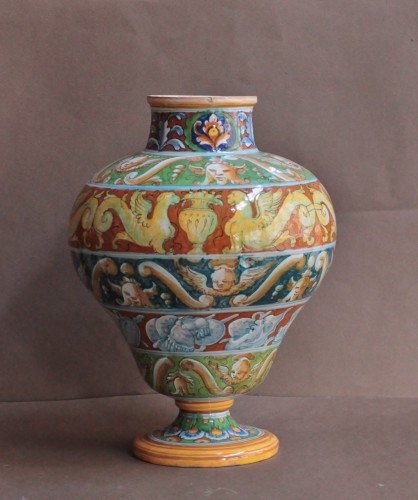 XVIe siècle et avant - Vase en majolique de Castel-Durante, atelier de Simone da Colonello vers 1560-65.