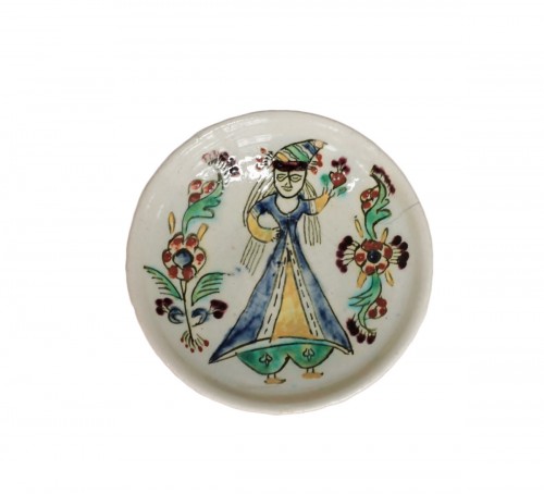 Coupelle en céramique siliceuse de Kutahya du  XVIIIe siècle à décor d'une jeune femme