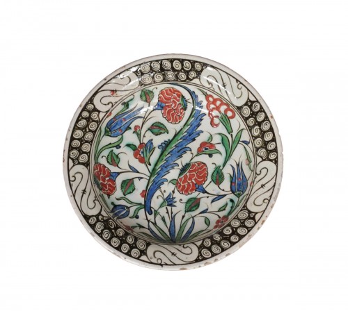 Iznik siliceous ceramic dish with saz palm, 17th century