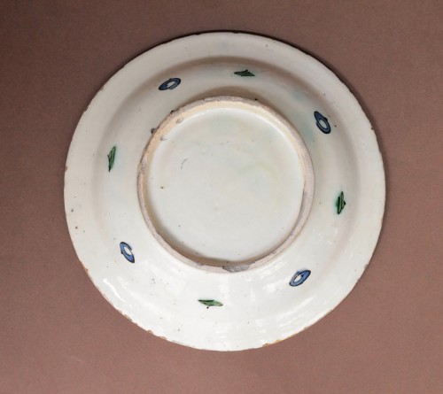 Céramiques, Porcelaines  - Plat en céramique siliceuse d'Iznik à la palme saz, XVIIe siècle