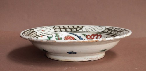 Plat en céramique siliceuse d'Iznik à la palme saz, XVIIe siècle - JM Béalu & Fils