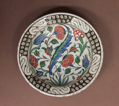 XVIIe siècle - Plat en céramique siliceuse d'Iznik à la palme saz, XVIIe siècle