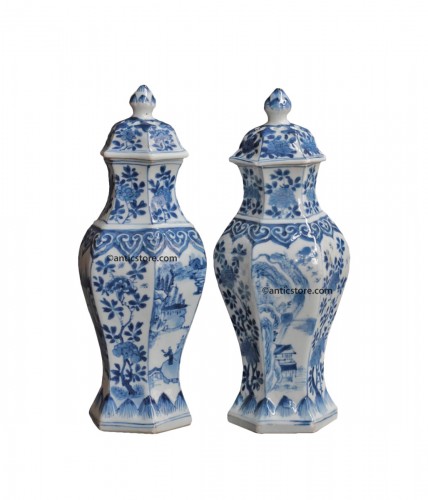  Pair of small porcelain vases from China, Kangxi period (1662-1722)