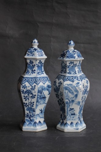  Pair of small porcelain vases from China, Kangxi period (1662-1722) - Porcelain & Faience Style 
