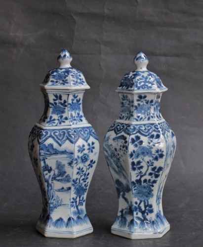 17th century -  Pair of small porcelain vases from China, Kangxi period (1662-1722)