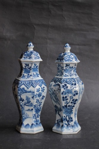  Pair of small porcelain vases from China, Kangxi period (1662-1722) - 