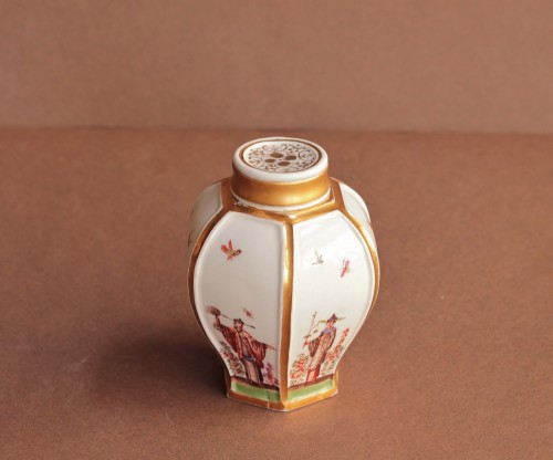  - Boîte à thé hexagonale en porcelaine de Meissen, vers 1723-24