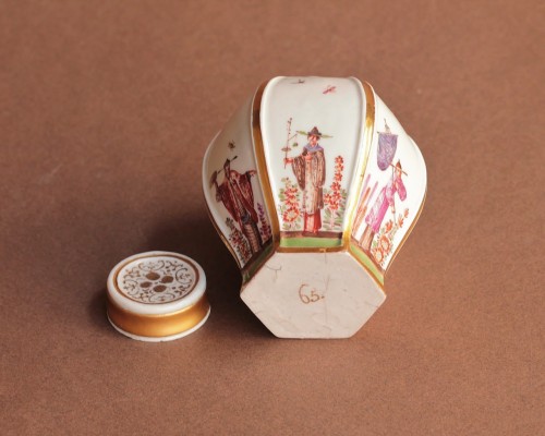 Antiquités - Boîte à thé hexagonale en porcelaine de Meissen, vers 1723-24
