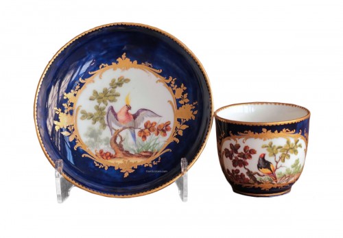 Cup and saucer in soft Sèvres porcelain, lapis blue background, 18th centur