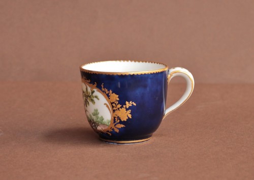 Cup and saucer in soft Sèvres porcelain, lapis blue background, 18th centur - Porcelain & Faience Style 