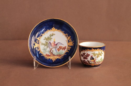 Cup and saucer in soft Sèvres porcelain, lapis blue background, 18th centur - 