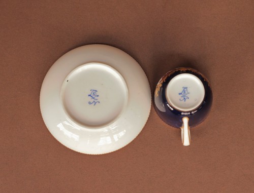 18th century - Cup and saucer in soft Sèvres porcelain, lapis blue background, 18th centur