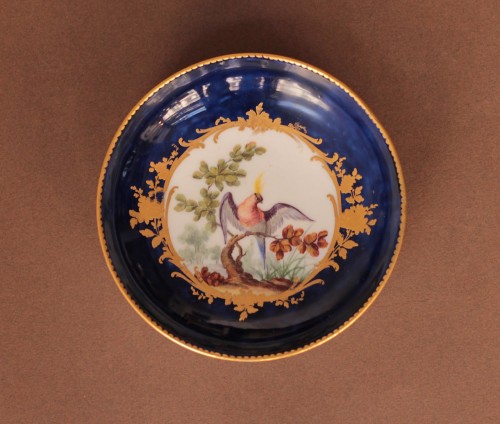  - Tasse et soucoupe en porcelaine tendre de Sèvres fond bleu lapis, 18e siècle