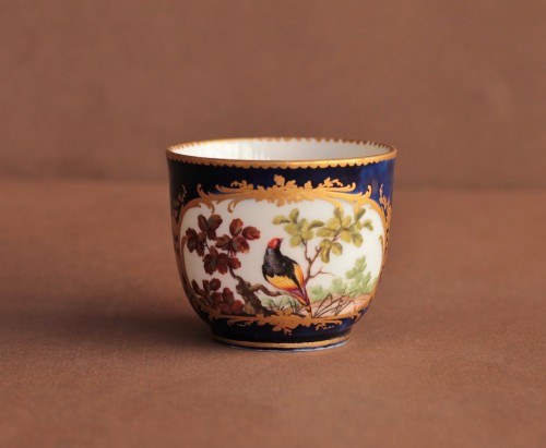 Antiquités - Cup and saucer in soft Sèvres porcelain, lapis blue background, 18th centur