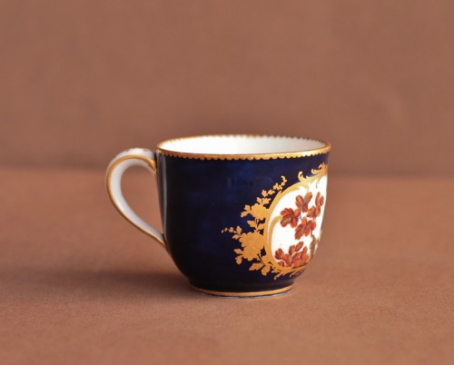 Antiquités - Cup and saucer in soft Sèvres porcelain, lapis blue background, 18th centur
