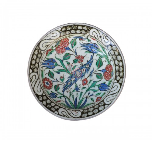 Plat en céramique siliceuse d'Iznik, XVIIe siècle
